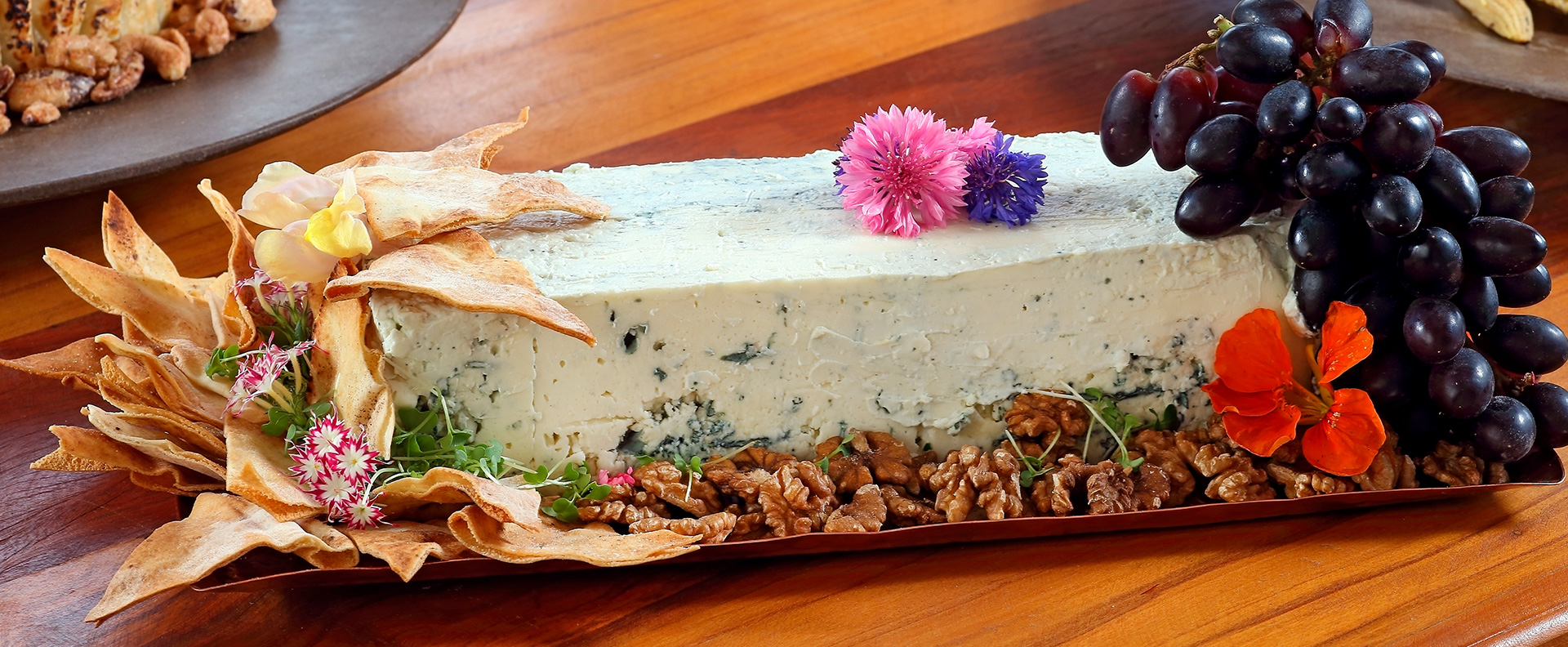 Deliciosa Terrine de Queijo Recheada com Damasco e Nozes